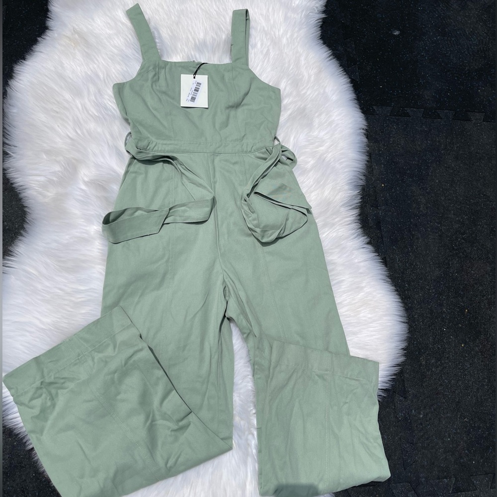 Women’s new with tag sleeveless light green jumpsuit size Small